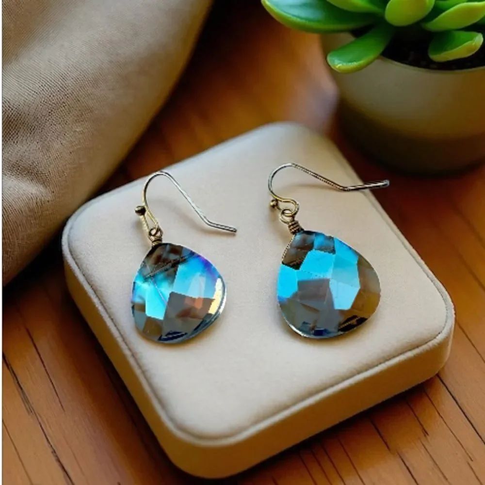 WOMEN’S IRIDESCENT TEARDROP DANGLE EARRINGS – GOLD HOOKS